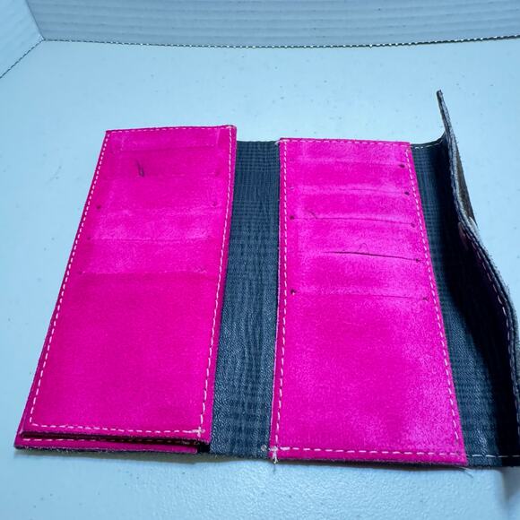 TRIBU BROWN LEATHER WALLET WITH HOT PINK ACCENTS - Picture 4 of 7